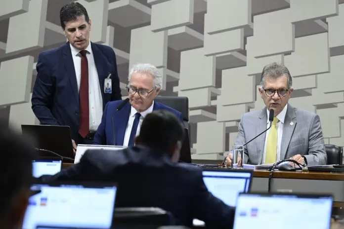CAE - Comissão de Assuntos Econômicos Comissão de Assuntos Econômicos (CAE) realiza reunião deliberativa com 6 itens. Entre eles, o PLP 168/2025, que dispõe sobre procedimentos excepcionais para despesas e renúncias fiscais associadas à mitigação dos impactos sociais e econômicos causados pela imposição de tarifas adicionais sobre exportações brasileiras aos Estados Unidos da América. Mesa: presidente da CAE, senador Renan Calheiros (MDB-AL); relator do PL 4.802/2023, senador Laércio Oliveira (PP-SE). tarifaço
