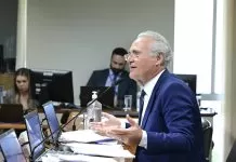 Relator do IR apresenta novo projeto focado em fintechs, bets e regularização tributária de pessoas físicas CAE - Comissão de Assuntos Econômicos Comissão de Assuntos Econômicos (CAE) realiza reunião deliberativa com 6 itens. Entre eles, o PL 4.871/2024, que dispõe sobre os direitos da pessoa natural usuária de serviços financeiros. Mesa: presidente da CAE, senador Renan Calheiros (MDB-AL). Imposto de Renda, IR