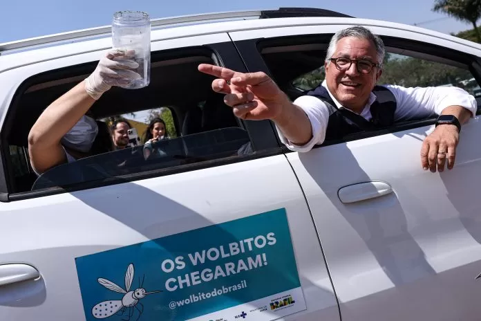 Brasília (DF), 09/09/2025 - Mosquitos aedes aegypti inoculados com a bactéria Wolbachia são soltos por agente da secretaria de Meio Ambiente do DF. O ministro da Saúde, Alexandre Padilha, inaugurou a biofábrica de Wolbachia de Brasília, no Núcleo de Controle Químico e Biológico (NCQB). Os dengue