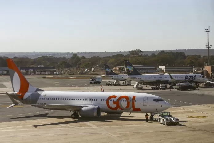 Movimentação de aviões comerciais no aeroporto de Brasília. avião, aviação