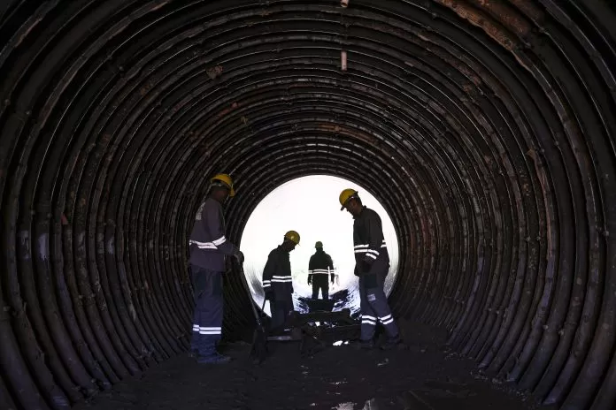 Brasília (DF), 27/05/2025 - Trabalhadores no trecho subterrâneo das obras do Cinturão das Águas do Ceará, parte do Projeto de Integração do São Francisco. Novo PAC