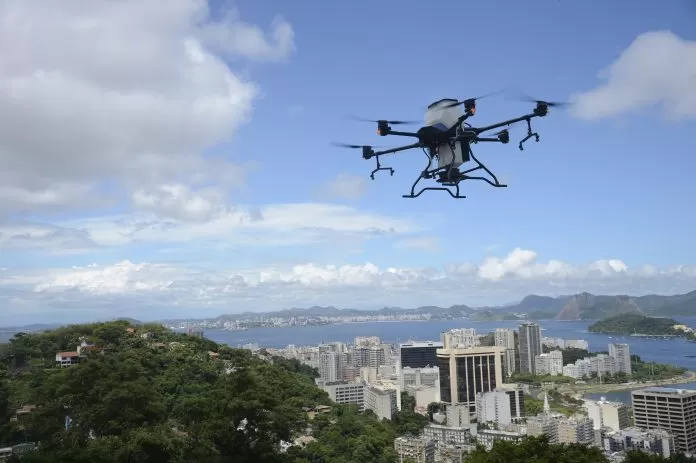 Rio de Janeiro (RJ) 05/01/2024 – Demonstração de drone semeador que será usado para despejar sementes durante mutirões de reflorestamento, no Mirante do Pedrão, em Botafogo.