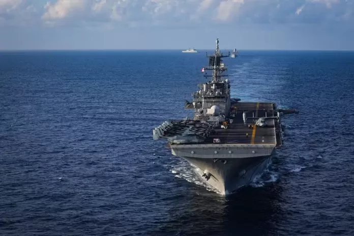 Navio anfíbio USS Iwo Jima navegando no mar do Caribe em 28 de agosto de 2025. EUA, Estados Unidos