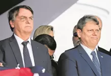 Tarcísio visita Bolsonaro e reitera candidatura à reeleição em SP Jair Bolsonaro, Tarcísio de Freitas