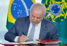 Lula sanciona com vetos nova Lei da Ficha Limpa com limite de inelegibilidade Lula assina