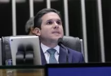 Câmara aprova PEC das prerrogativas parlamentares, com foro privilegiado para presidentes de partidos Discussão e votação de propostas legislativas. Presidente da Câmara dos Deputados, Hugo Motta (REPUBLICANOS - PB)