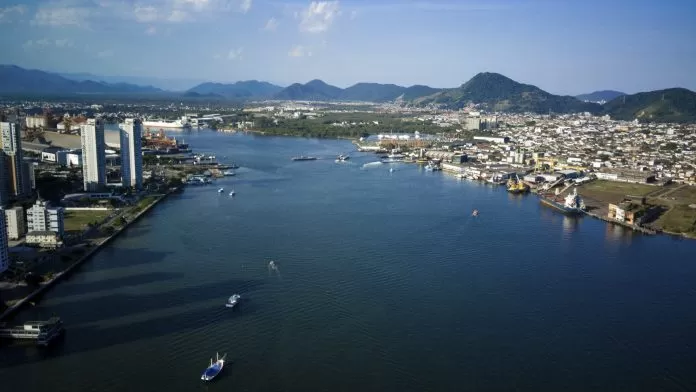 O projeto do Governo de São Paulo para a construção de uma ligação seca entre as cidades de Santos e Guarujá prevê um túnel de 870 metros de extensão instalado embaixo do mar.