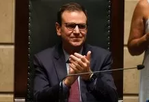 Paes lidera disputa no Rio; Flávio Bolsonaro é o favorito para uma das vagas ao Senado, aponta o AtlasIntel Rio de Janeiro (RJ), 01/01/2025 - O prefeito do Rio de Janeiro, Eduardo Paes durante cerimônia de posse no Palácio Pedro Ernesto, no centro da capital fluminense.