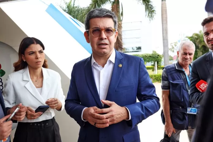 Brasília (DF) 05/08/2025 - Senador Randolfe Rodrigues fala com jornalistas sobre assinatura de manifesto em defesa da soberania nacional. A iniciativa dos partidos tem como objetivo respaldar as iniciativas políticas adotadas contra o tarifaço imposto ao país pelo presidente dos Estados Unidos, Donald Trump, destacando que o Brasil é um país que sempre teve como marca de sua diplomacia o diálogo, a cooperação e a busca de caminhos negociados e pacíficos para solução de problemas e impasses entre nações. licenciamento ambiental, governo