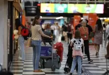 CCJ do Senado aprova projeto que obriga companhias aéreas a oferecer bagagem gratuita de até 10 kg São Paulo (SP), 05/03/2025 - Movimentação de passageiros no Aeroporto de Congonhas, em Campo Belo, zona sul da capital. bagagem de mão, viagem, turismo