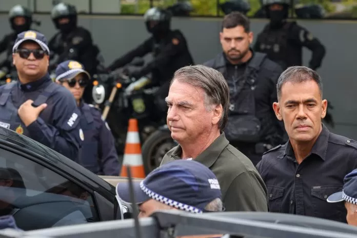 Brasília (DF) 14/09/2025 O ex-presidente Jair Bolsonaro, acompanhado de seu filho, Jair Renan, deixa hospital sob forte esquema de segurança, após passar pro procedimentos.