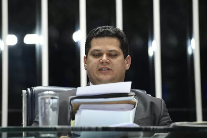 Plenário do Senado Federal durante sessão deliberativa ordinária. Presidente do Senado Federal, senador Davi Alcolumbre (DEM-AP), lê relatório da Previdência.