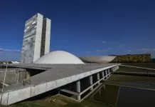 Análise: Rejeição à MP nº 1.303/25 impõe replanejamento fiscal Fachada do Palácio do Congresso Nacional. O Palácio do Congresso Nacional é um dos pilares da arquitetura monumental de Niemeyer que dão forma à capital inaugurada em 1960. Construído em terreno elevado, é visto de longe como culminância da avenida Eixo Monumental, que abriga a Esplanada dos Ministérios e atravessa a cidade de norte a sul. Sede das duas Casas do Poder Legislativo e um dos mais famosos cartões postais do Brasil, o Palácio do Congresso Nacional é composto por duas cúpulas e duas torres de 28 andares, que abrigam a Câmara dos Deputados e o Senado Federal.