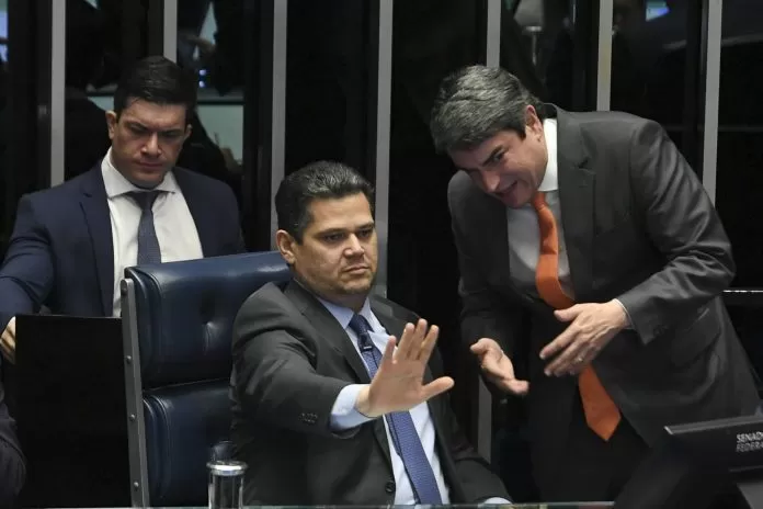 Plenário do Senado Federal durante sessão deliberativa ordinária. Ordem do dia. Na pauta, PLP 235/2019 que institui o Sistema Nacional de Educação (SNE). Obs: PL 1.707/ 2025, que dispõe sobre medidas excepcionais destinadas ao enfrentamento de impactos decorrentes de estado de calamidade pública aplicáveis às parcerias entre a administração pública e as organizações da sociedade civil foi retirado da pauta. Mesa: presidente do Senado Federal, senador Davi Alcolumbre (União-AP); diretor de Assuntos Jurídicos da Presidência do Senado Federal (DATJUR), Luiz Fernando Bandeira de Mello Filho; secretário-geral da Mesa do Senado Federal, Danilo Augusto Barboza de Aguiar. Plenário do Senado Federal durante sessão deliberativa ordinária. Ordem do dia. Na pauta, PLP 235/2019 que institui o Sistema Nacional de Educação (SNE). Obs: PL 1.707/ 2025, que dispõe sobre medidas excepcionais destinadas ao enfrentamento de impactos decorrentes de estado de calamidade pública aplicáveis às parcerias entre a administração pública e as organizações da sociedade civil foi retirado da pauta. Mesa: presidente do Senado Federal, senador Davi Alcolumbre (União-AP); diretor de Assuntos Jurídicos da Presidência do Senado Federal (DATJUR), Luiz Fernando Bandeira de Mello Filho; secretário-geral da Mesa do Senado Federal, Danilo Augusto Barboza de Aguiar.