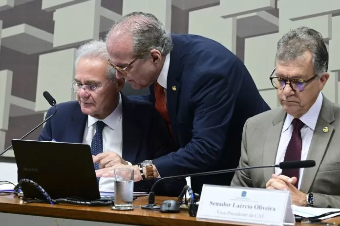 Comissão de Assuntos Econômicos (CAE) promove audiência pública interativa para discutir a estratégia do governo sobre a reforma da tributação sobre a renda, os fundamentos do PL nº 1087 de 2025, e os impactos esperados sobre a arrecadação e a progressividade do sistema tributário. Mesa: presidente da CAE, senador Renan Calheiros (MDB-AL); senador Fernando Dueire (MDB-PE); vice-presidente da CAE, senador Laércio Oliveira (PP-SE). Comissão de Assuntos Econômicos (CAE) promove audiência pública interativa para discutir a estratégia do governo sobre a reforma da tributação sobre a renda, os fundamentos do PL nº 1087 de 2025, e os impactos esperados sobre a arrecadação e a progressividade do sistema tributário. Mesa: presidente da CAE, senador Renan Calheiros (MDB-AL); senador Fernando Dueire (MDB-PE); vice-presidente da CAE, senador Laércio Oliveira (PP-SE).