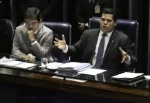 Congresso realiza sessão conjunta na quinta (30) para permitir que maior faixa de isenção do IR seja permanente O senador Randolfe Rodrigues e o presidente do Senado, Davi Alcolumbre, durante sessão que aprovou o Projeto de Lei 703/2019, que determina o bloqueio imediato de bens de pessoas e entidades investigadas ou acusadas por terrorismo. imposto de renda