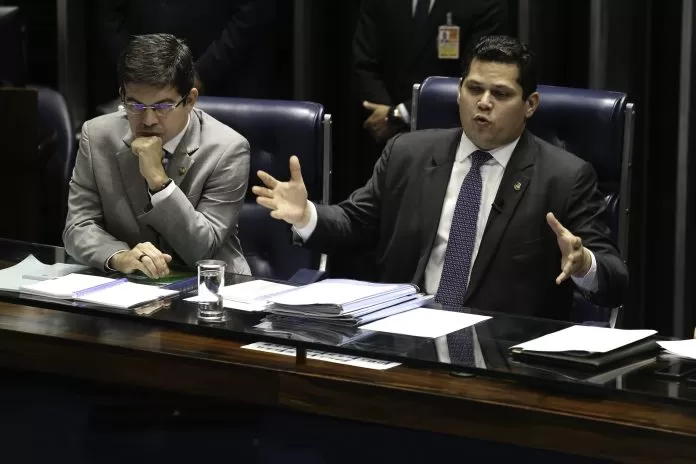 O senador Randolfe Rodrigues e o presidente do Senado, Davi Alcolumbre, durante sessão que aprovou o Projeto de Lei 703/2019, que determina o bloqueio imediato de bens de pessoas e entidades investigadas ou acusadas por terrorismo. imposto de renda