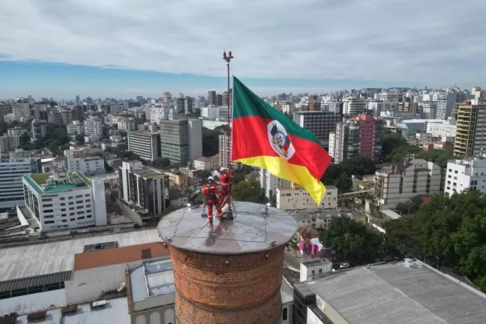 Bandeira do RS é hasteada em diferentes pontos do Estado como símbolo de força e recomeço, Rio Grande do Sul Bandeira do RS é hasteada em diferentes pontos do Estado como símbolo de força e recomeço, Rio Grande do Sul
