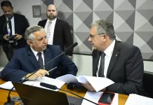 Votação da MP 1303 na Câmara fica para hoje (8), último dia do prazo Senador Izalci Lucas (PL-DF), vice-presidente da comissão da MP 1303 e o deputado Carlos Zarattini, relator do texto