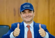 Bancada do União na Câmara tenta ganhar tempo para Sabino participar da COP O ministro do Turismo, Celso Sabino, com o boné azul estampado com a frase "O Brasil é dos brasileiros", slogan do governo Lula |