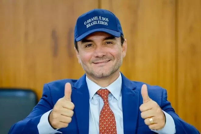 O ministro do Turismo, Celso Sabino, com o boné azul estampado com a frase "O Brasil é dos brasileiros", slogan do governo Lula | O ministro do Turismo, Celso Sabino, com o boné azul estampado com a frase "O Brasil é dos brasileiros", slogan do governo Lula |