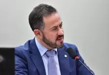 Relator inclui trechos da MP 1303 e compensação ao Presiq em projeto que trata de bebidas adulteradas 27/05/2025 - Comissão de Viação e Transportes - Tarde Audiência Pública - Operação do Porto de São Sebastião-SP. Dep. Kiko Celeguim (PT - SP) MP 1303