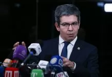 Randolfe diz que governo pode judicializar derrubada de vetos de dispositivos do licenciamento ambiental Brasília (DF) 11/04/2024 Senador, Randolfe Rodrigues, durante coletiva no Senado. licenciamento ambiental