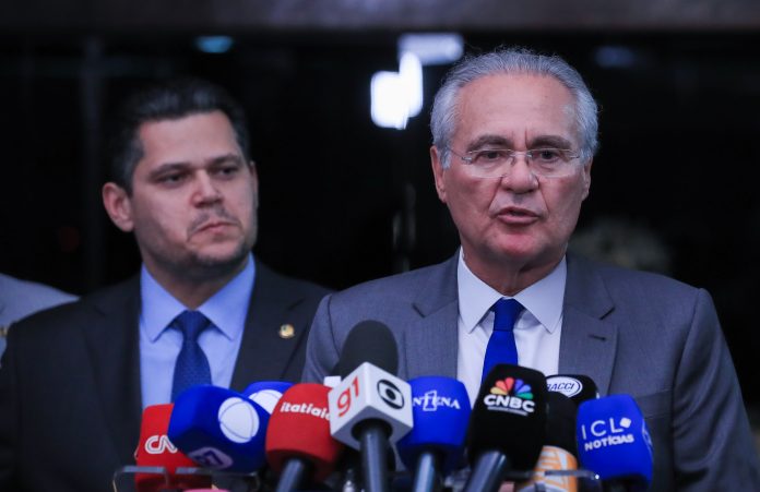 Brasília - 07/10/2025 - Presidente do Congresso, Davi alcolumbre, e senadores, Renan Calheiros (relator do IR no Senado) e Randolfe Rodrigues durante coletiva.