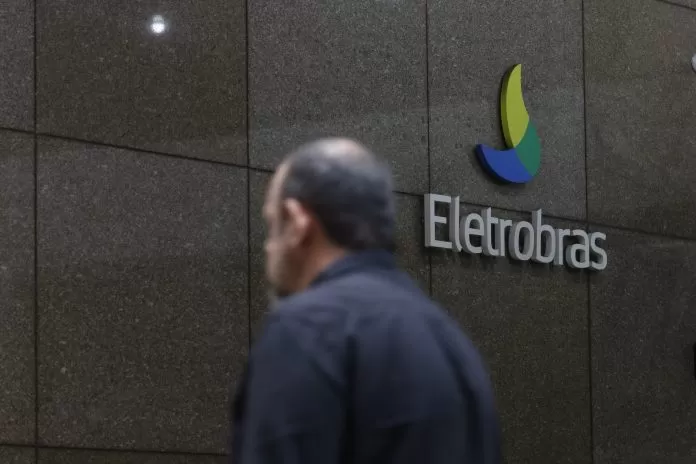 Logotipo da Eletrobras no edifício sede, no centro do Rio de Janeiro. A holding Centrais Elétricas Brasileiras S.A. atua na geração, transmissão e distribuição de energia.
