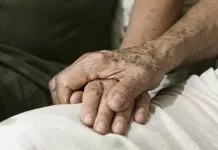 STF decide que Estatuto do Idoso vale para contratos antigos de planos de saúde Brasília (DF), 22/09/2023 - Natália Duarte e seu pai, Ítalo, que tem a doença de Alzheimer. Estatuto do Idoso, terceira idade, saúde