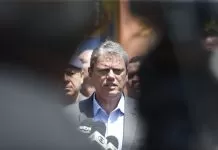 Maioria dos paulistas aprova Tarcísio e desaprova Lula, aponta o Real Time São Paulo SP 23/10/2023 . Ataque a tiros na Escola Estadual Sapopemba na zona leste da cidade, deixa um morto e dois feridos. Governador Tarcisio de Freitas, durante entrevista coletiva em frente a escola.