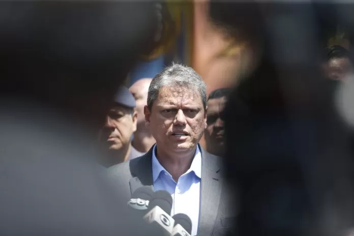 São Paulo SP 23/10/2023 . Ataque a tiros na Escola Estadual Sapopemba na zona leste da cidade, deixa um morto e dois feridos. Governador Tarcisio de Freitas, durante entrevista coletiva em frente a escola. São Paulo SP 23/10/2023 . Ataque a tiros na Escola Estadual Sapopemba na zona leste da cidade, deixa um morto e dois feridos. Governador Tarcisio de Freitas, durante entrevista coletiva em frente a escola.