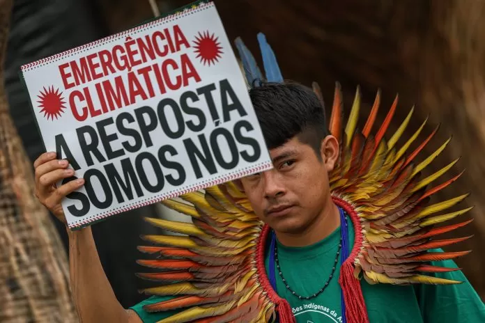 Brasília (DF), 14/10/2025 - Indígenas fazem protesto em frente ao prédio onde está sendo realizada a Pré-Cop30. Foto: Marcelo Camargo/Agência Brasil Brasília (DF), 14/10/2025 - Indígenas fazem protesto em frente ao prédio onde está sendo realizada a Pré-Cop30.