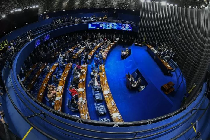 Plenário do Senado Federal durante sessão deliberativa ordinária. Ordem do dia. Na pauta, deliberação de autoridades sabatinadas pelas comissões permanentes, e dos demais itens constantes da pauta publicada pela Secretaria-Geral da Mesa. Mesa: senadora Daniella Ribeiro (PP-PB); presidente do Senado Federal, senador Davi Alcolumbre (União-AP); secretário-geral da Mesa do Senado Federal, Danilo Augusto Barboza de Aguiar; senador Randolfe Rodrigues (PT-AP). Senador Rogerio Marinho (PL-RN) em pronunciamento à bancada. Brasil Soberano