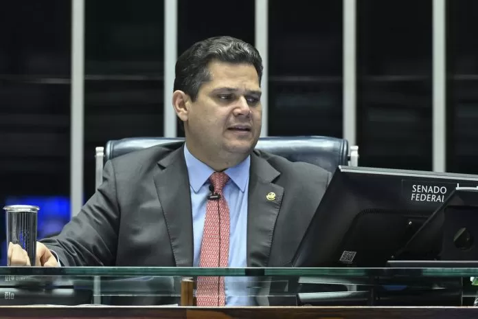 Plenário do Senado Federal durante sessão deliberativa ordinária. Ordem do dia. Na pauta, o projeto de lei (PL) 2.810/2025, que aumenta as penas de crimes sexuais contra vulneráveis e obriga o condenado a usar tornozeleira eletrônica em saídas autorizadas do presídio. Mesa: presidente do Senado Federal, senador Davi Alcolumbre (União-AP).