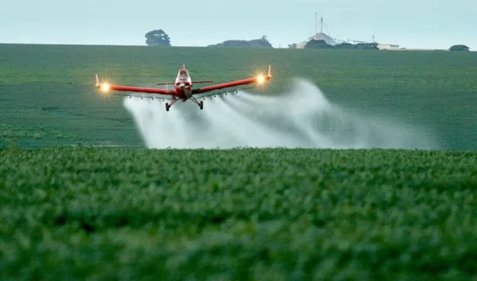 Pulverização de defensivo agrícola. agrotóxico