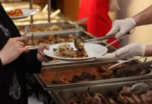 VA e VR: Lula assina decreto limitando taxas de operadoras e reduzindo prazo para repasses Alimentação fora do lar, VA, VR, comida, restaurante