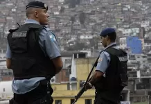 Segurança pública mantém o governo na defensiva Policiais militares durante ação na UPP da Rocinha, no Rio de Janeiro -