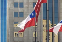 Eleições para presidente no Chile terão segundo turno Bandeira do Chile na frente do Palácio La Moneda