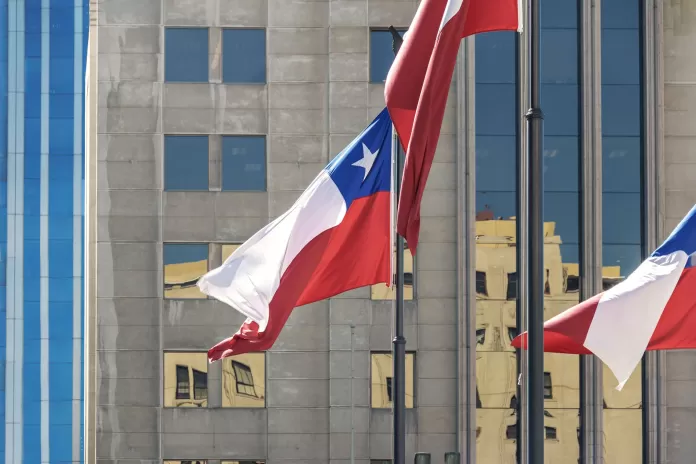 Bandeira do Chile na frente do Palácio La Moneda