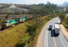 ANTT aprova agenda para testar sustentabilidade em ferrovias e rodovias Trechos de ferrovia e rodovia, próximo a área urbana de Timóteo, em Minas Gerais: segundo o relator, senador Jorginho Mello, "demandas judiciais intermináveis" impedem resolução dos problemas atuais ferrovia, rodovia, transporte