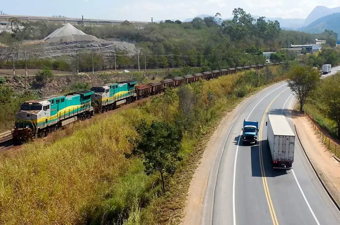 Trechos de ferrovia e rodovia, próximo a área urbana de Timóteo, em Minas Gerais: segundo o relator, senador Jorginho Mello, "demandas judiciais intermináveis" impedem resolução dos problemas atuais ferrovia, rodovia, transporte