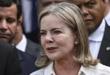 Governo deve votar contra PL Antifacção Brasília (DF), 08/04/2025 - A ministra-chefe da Secretaria de Relações Institucionais, Gleisi Hoffmann, durante pronunciamento após apresentação da nova versão da proposta de emenda à Constituição (PEC) da Segurança Pública ao presidente da Câmara dos Deputados, Hugo Motta, e líderes partidários da Casa.