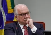 Fachin busca celeridade no júri popular em crimes contra a vida Brasília (DF) 09/12/2024 O ministro do STF, Edson Fachin, relator do recurso que trata da relação entre motoristas e plataformas digitais de transporte, preside audiência pública para tratar do tema