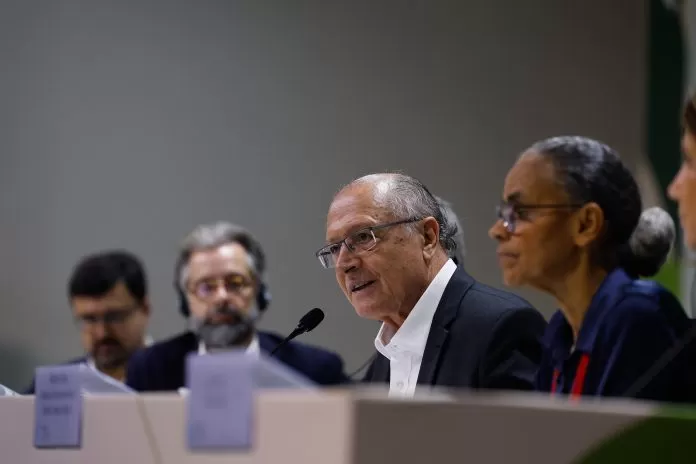 Belém (PA), 17/11/2025 - O vice-presidente da república, Geraldo Alckmin fala em coletiva de imprensa na COP30, sobre consulta pública para descarbonização da indústria e programa Coopera + Amazônia.